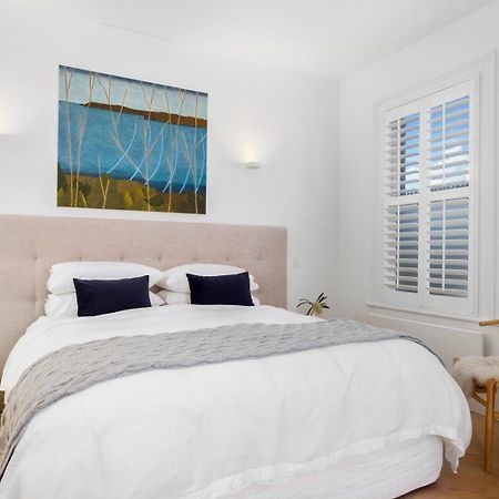 Sullivans Cove Apartments Hobart Exterior foto Plantation shutters in a bedroom