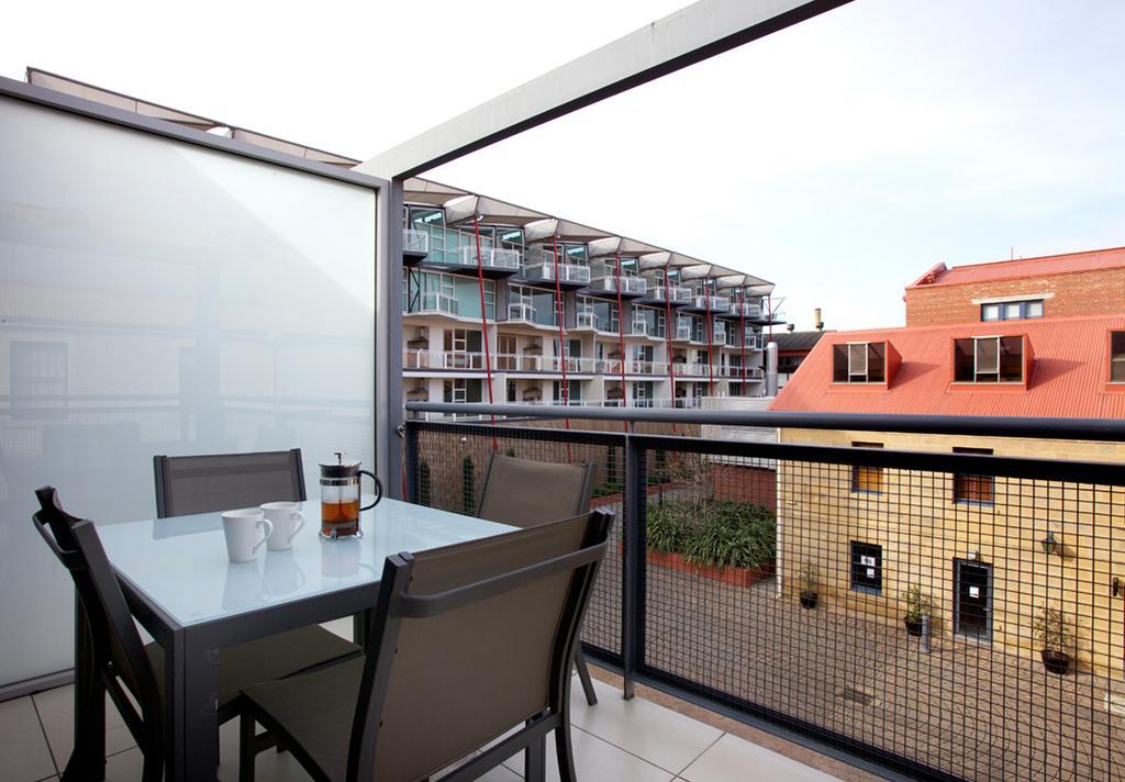 Sullivans Cove Apartments Hobart Exterior foto A balcony with a retractable awning